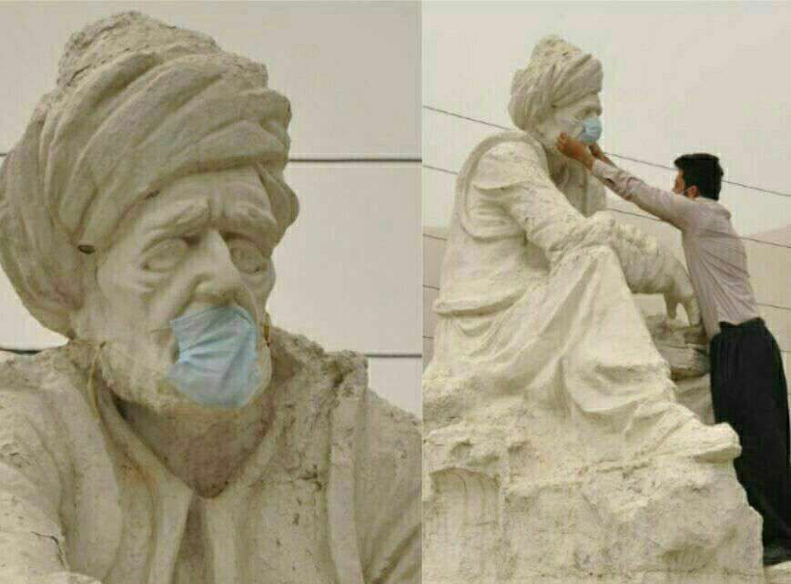 اعتراض نمادین یک شهروند پاوەای به وضعیت گرد و خاک و گذاشتن ماسک برای مجسمە میرزا عبدالقادر پاوه ای